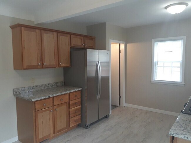 Building Photo - Freshly updated 3 Bed/1.5 Bath House- Robbinsdale- Available NOW!