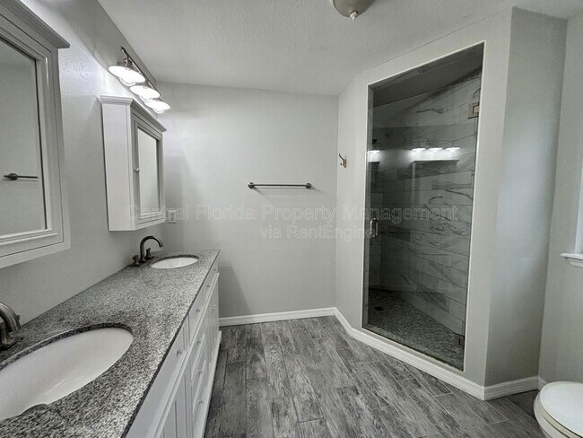 Building Photo - 1625 Park Lake St