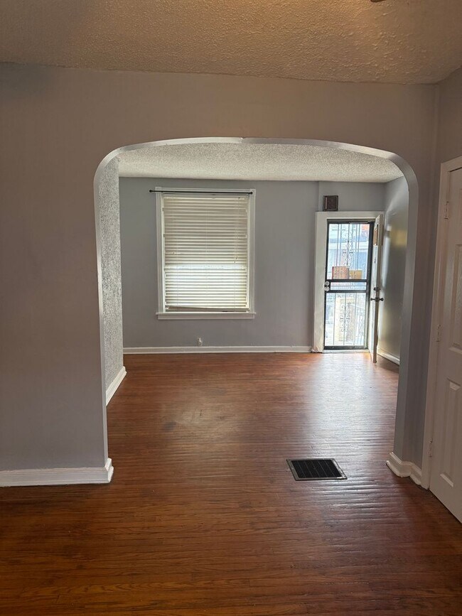 Building Photo - 3 Bedroom Home Steps to LaSalle University
