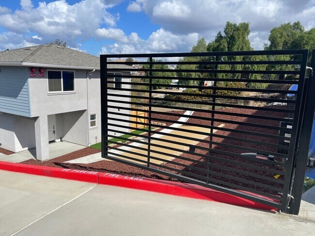 Building Photo - 3 bedrooms townhome in National City