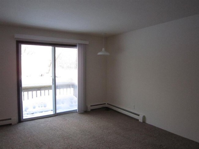 Building Photo - 2 br, 1 bath Apartment - Martin House Apts 32