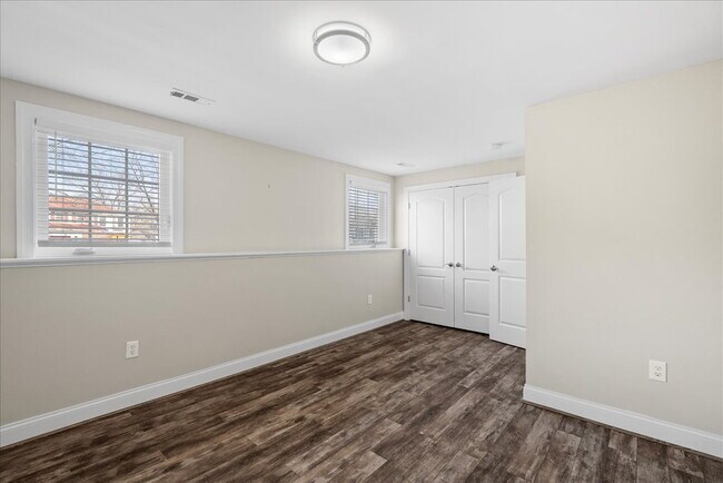 Building Photo - Available Now – Renovated 5BR / 3BA Home in Quiet Sterling Cul-de-Sac