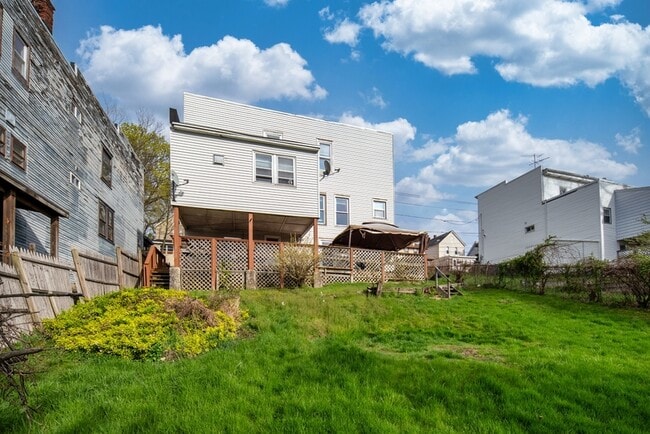 Building Photo - 1327 1st St