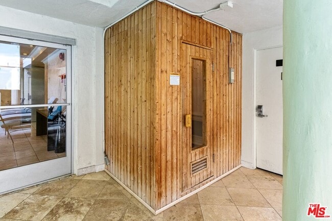 Building Photo - 1154 S Barrington Ave