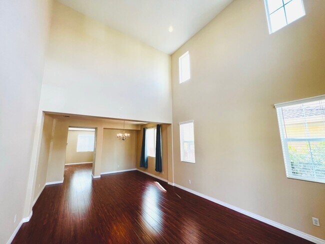 Building Photo - Beautiful 4 Bedroom home