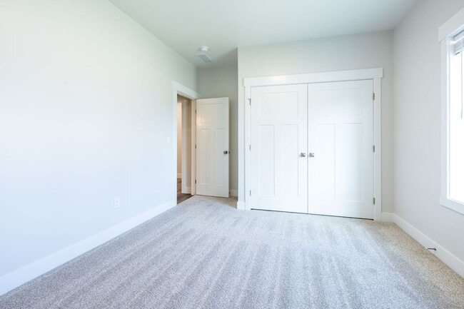 Building Photo - HOLY MOLY CHECK OUT THIS BEAUTIFUL 3 BED 2...