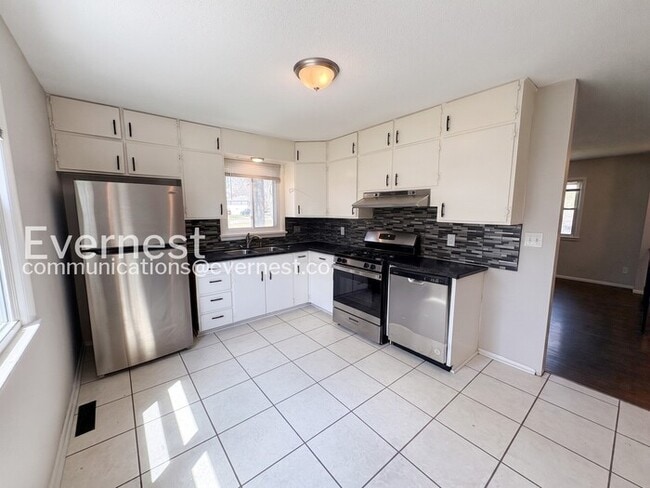 Building Photo - 3 Bed/1.5 Bath Home with Garage / Pet-Friendly / Coming Soon!