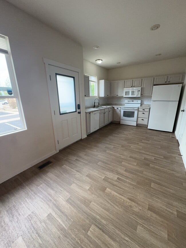 Building Photo - 5198 Dovetail Ln