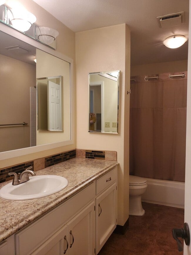 Building Photo - FREE RENT! South Salem Condo w/ Remodeled Kitchen, A/C & W/S/G Included!