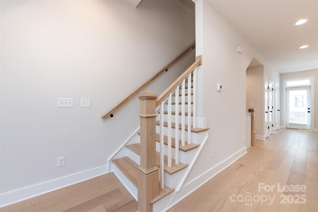 Building Photo - 320 S Turner Ave