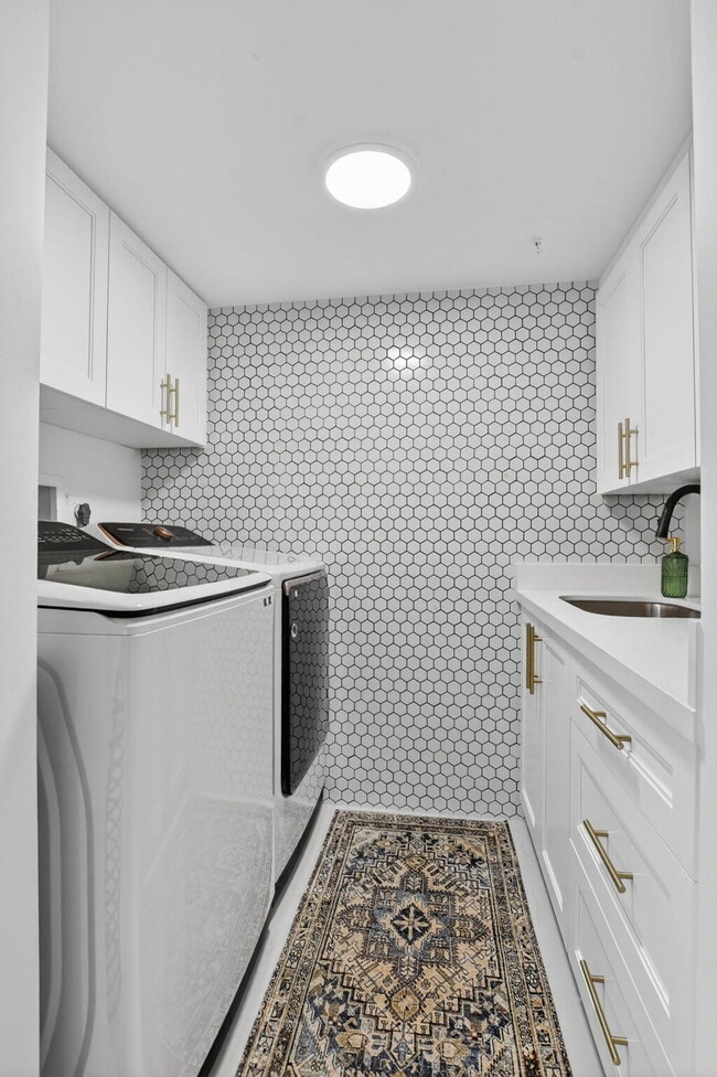 Building Photo - 7233 Promenade Dr