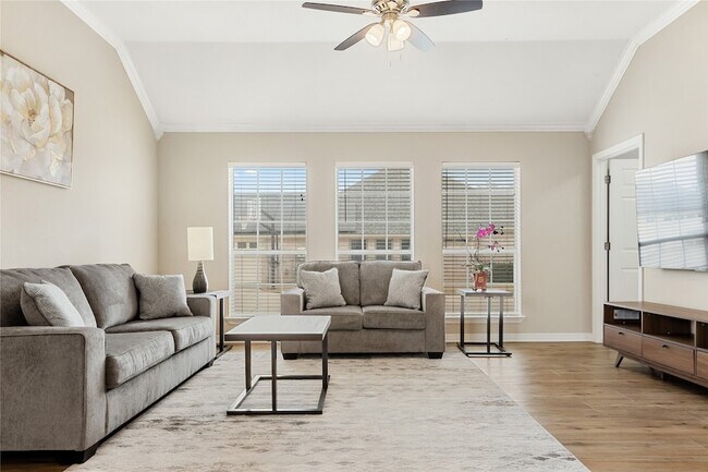 Building Photo - 118 W Greenbriar Ln