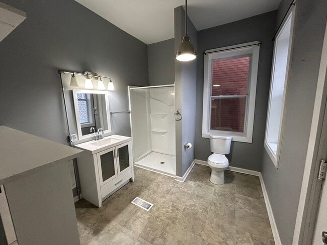 Building Photo - 1136 State St