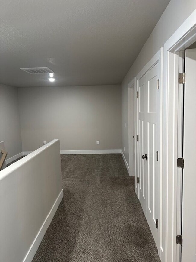 Building Photo - Amazing 3 bed, 2.5 bath with 2 car garage townhome!