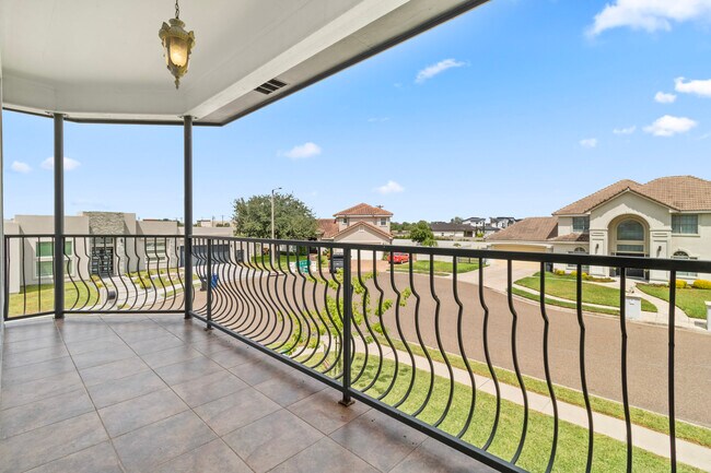 Building Photo - 413 Auburn St