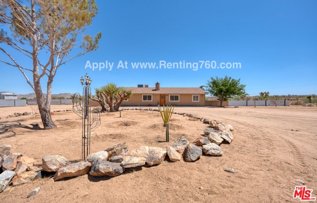 Building Photo - Updated 3 Bed 2 Bath Home on 2.5 Fenced In Acres with paid SOLAR PANELS!!