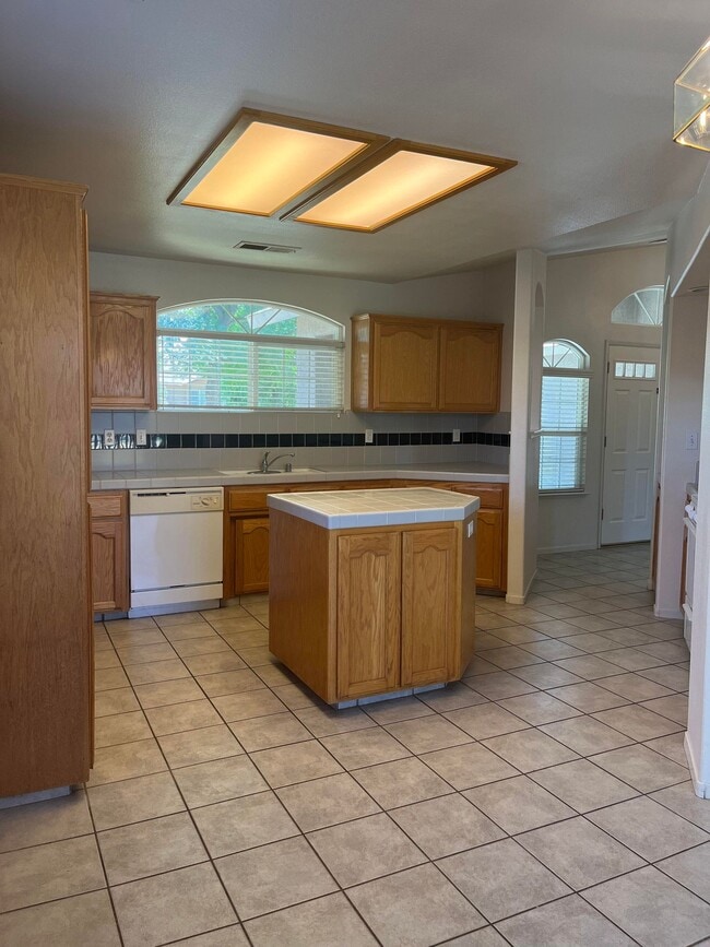 Building Photo - 950 Geneva Dr