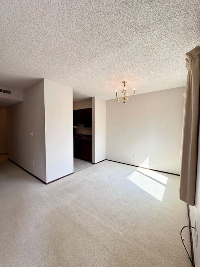 Building Photo - 2 bedroom condo with Washer/Dryer