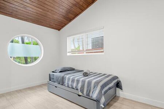 Building Photo - 443 NE 71st St