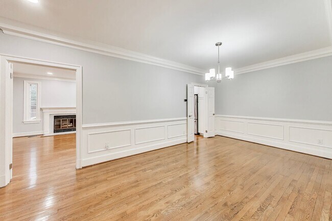 Building Photo - Spectacular 3 Bed + LOFT + 3.5 Bath- Custom Kitchen & Master Retreat w/ Beautiful Updates
