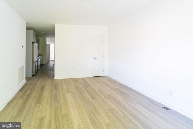 Building Photo - Move In Ready 2 BD 1 BA close to Metro, Sh...