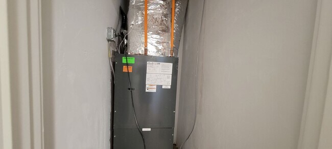 Building Photo - Large 2bd/2bath with Garage parking! Steps to Commuter Rail!