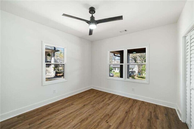 Building Photo - 936 Byron Dr SW
