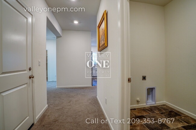 Building Photo - 644 Cheshire Dr