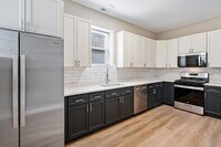 Building Photo - 2 bedroom in Chicago IL 60657