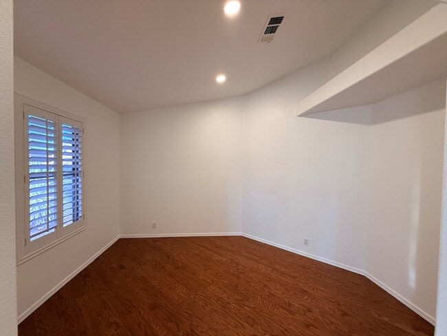 Building Photo - 6061 E Rochelle St