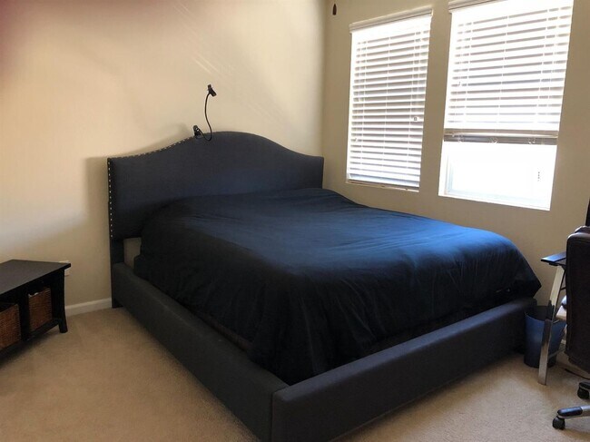 Building Photo - Beautiful Enclave updated unit!