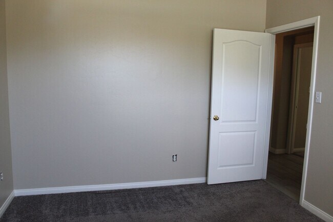 Building Photo - North West Home with Solar and Pool for Rent