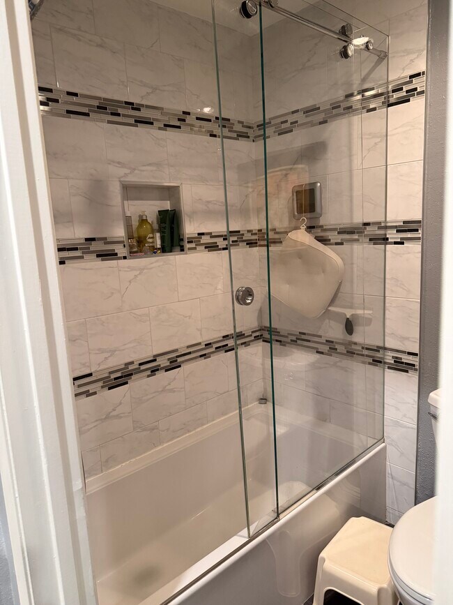 Building Photo - 224 S Marengo Ave