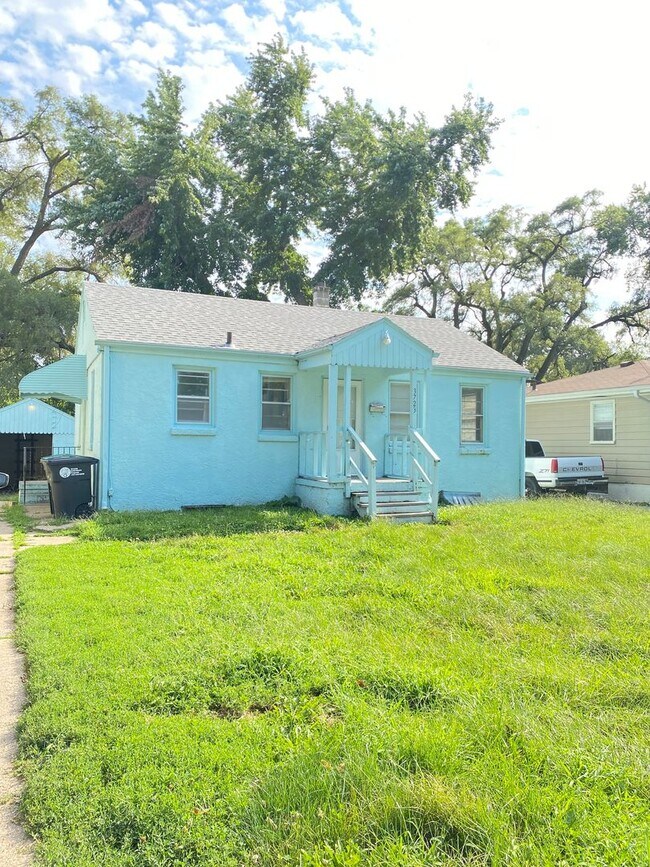 Building Photo - Cozy 4 bed 1.5 bath with a detached garage