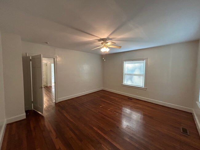 Building Photo - 808 W Markham Ave