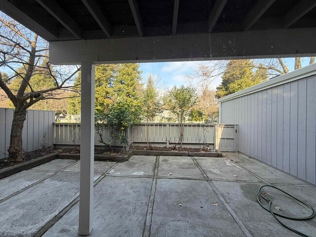 Building Photo - 5143 Oakdale Ct