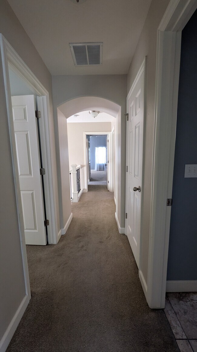 Building Photo - 10241 S Clarks Hill Dr