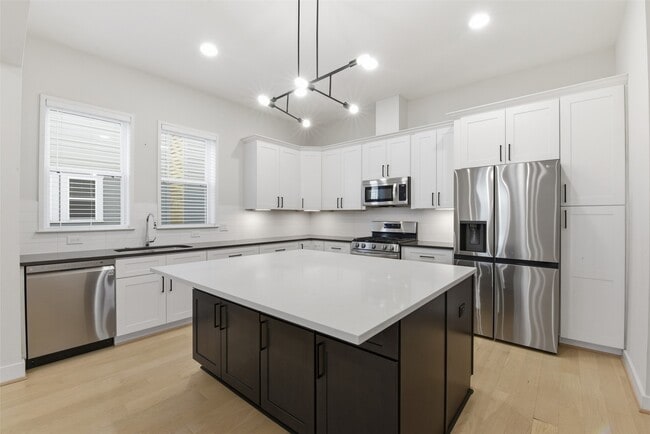 Building Photo - 2204 Lou Ellen Ln