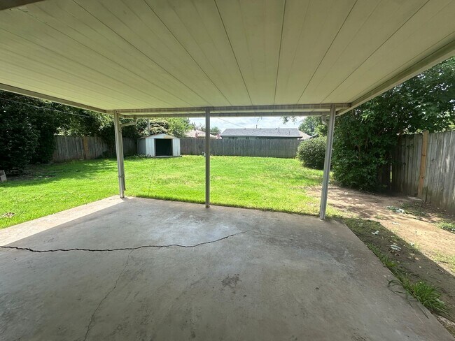 Building Photo - 4844 Woodview Dr