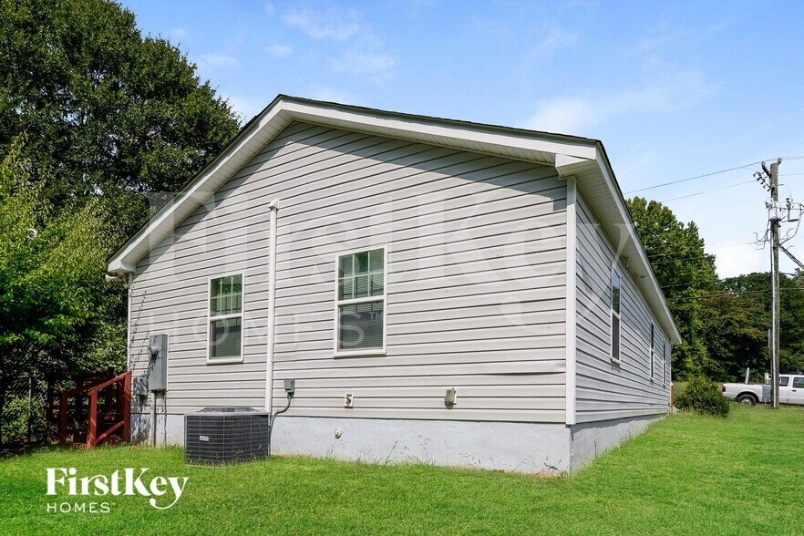 Building Photo - 3018 Amay James Ave