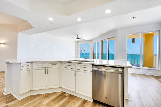 Building Photo - Breathtaking 3 Bedroom Daytona Beach Shore...