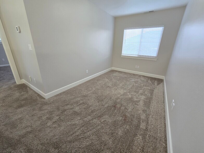 Building Photo - 591 W Kingsley St