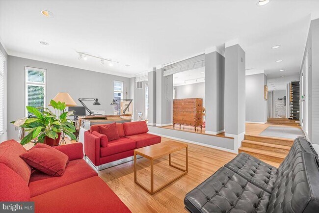 Building Photo - 4838 Drummond Ave