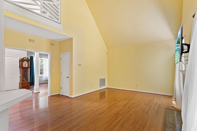 Building Photo - 5BR/3BA with Fresh Paint and New Carpet in...