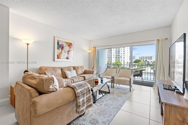 Building Photo - 500 Bayview Dr