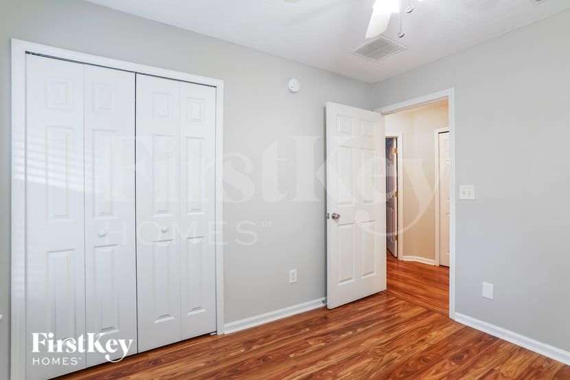 Building Photo - 1460 Greenway Pl