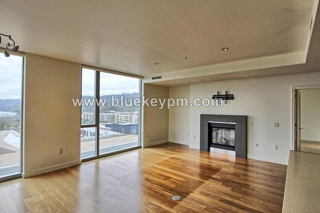 Building Photo - 2 Bed, 2 Bath Condo with Den at Atwater Place in Portland