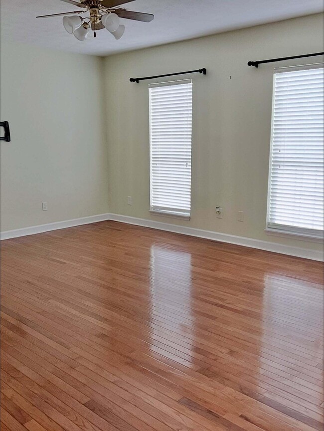 Building Photo - 100 Woodview Dr