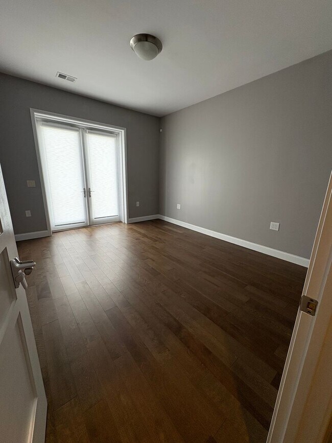 Building Photo - Welcome to your new home in the heart of S...