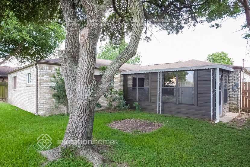 Building Photo - 745 Academy Ln
